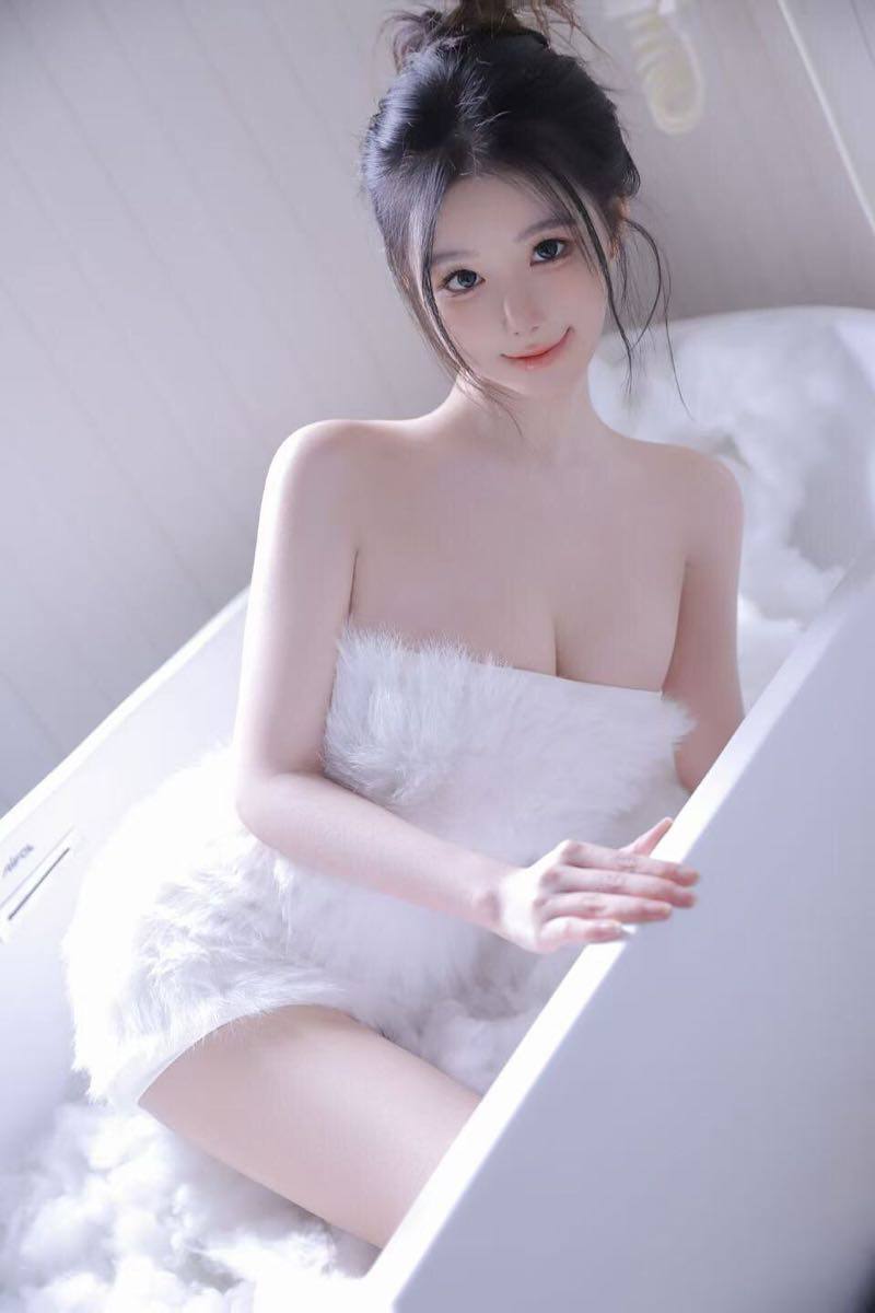 上海外围-大二在读童颜巨乳-生活照-4.jpg