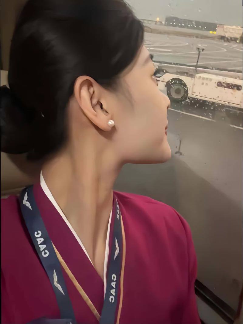 上海外围-真实在飞空姐-生活照-1.jpg