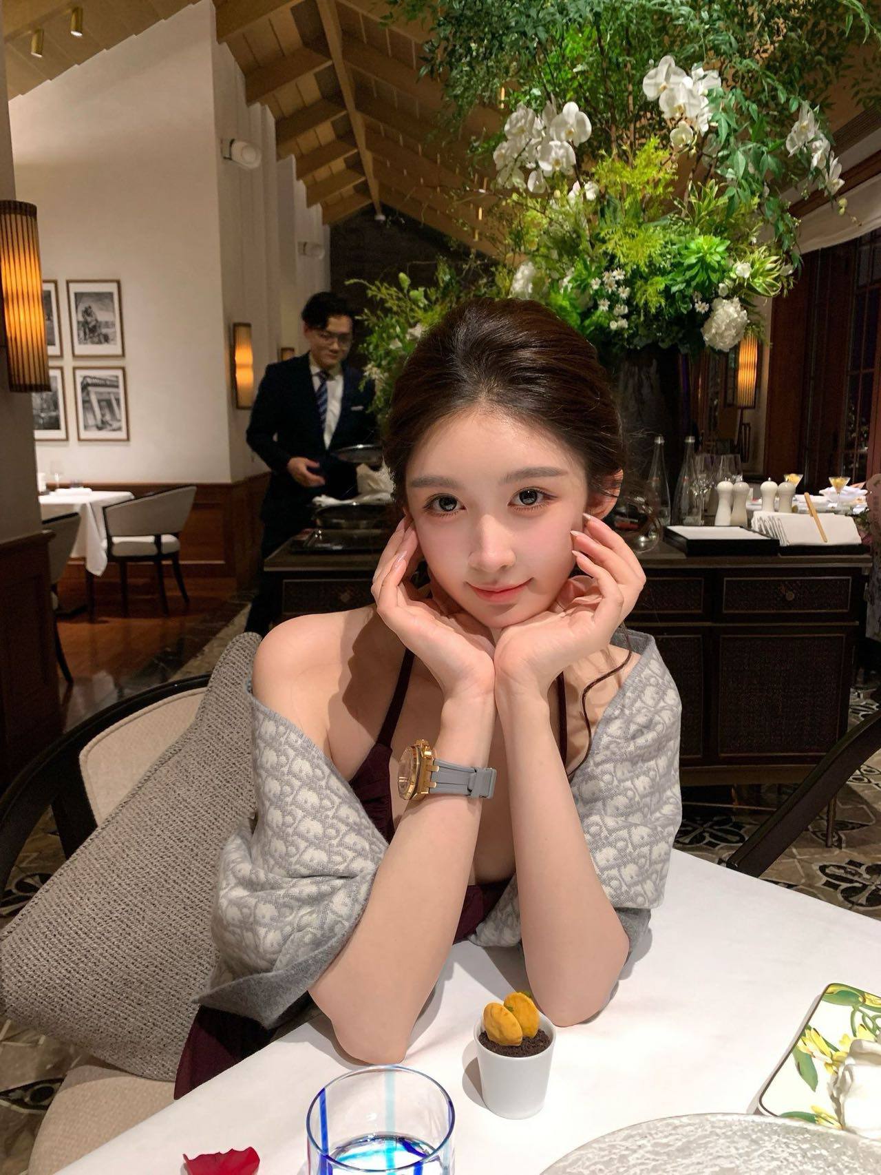 上海外围-体态纤柔落落大方大蜜