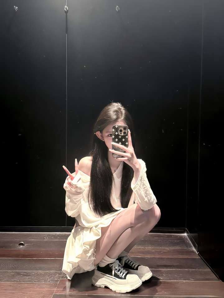 青岛外围-极品新人学生妹