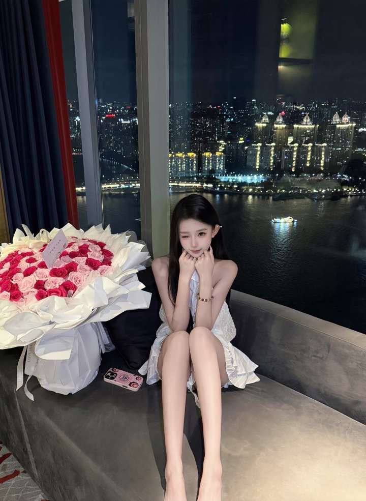 青岛外围-极品新人学生妹