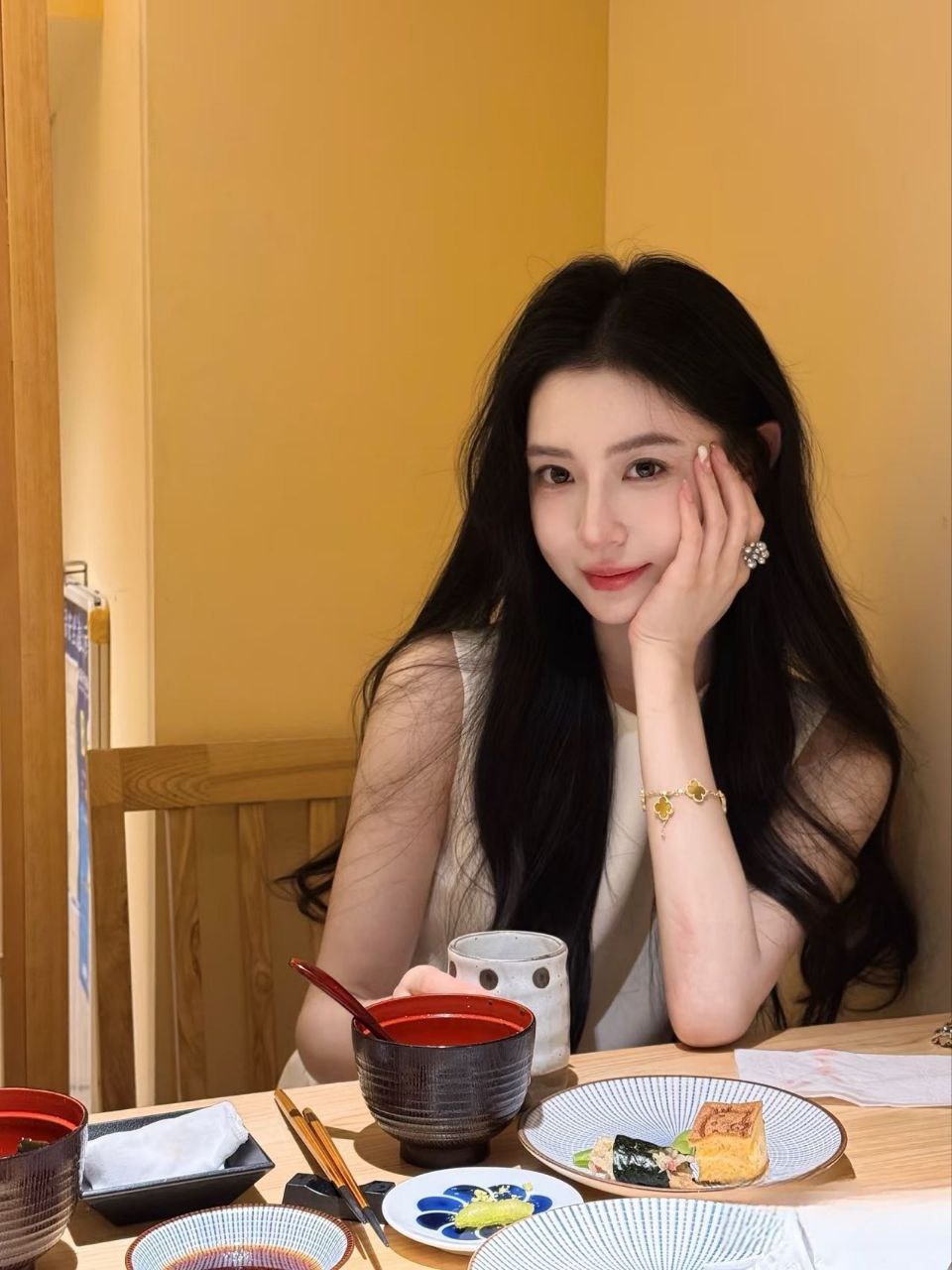 上海外围-播音主持人兼职模特皮肤超级白