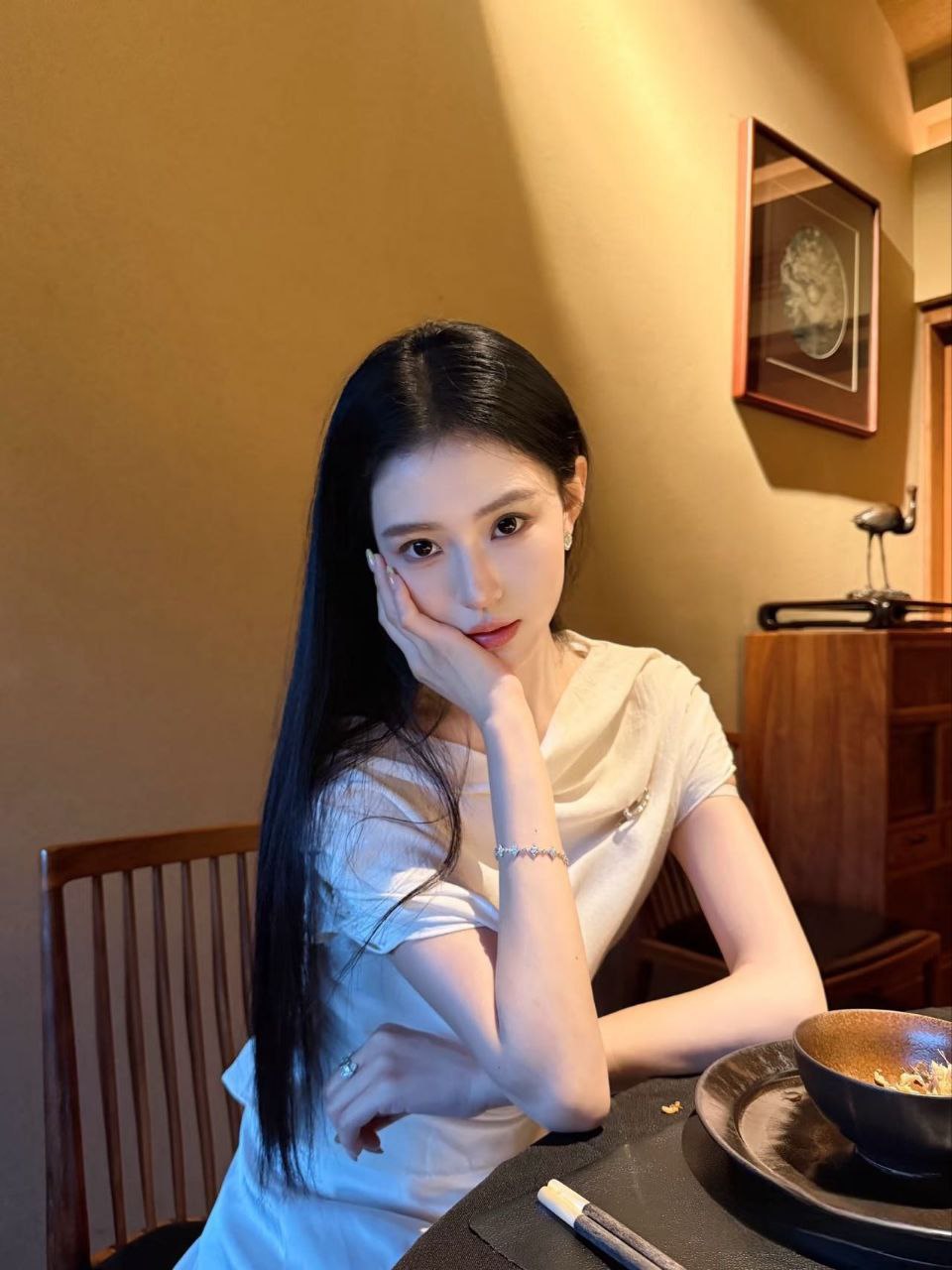 上海外围-播音主持人兼职模特皮肤超级白