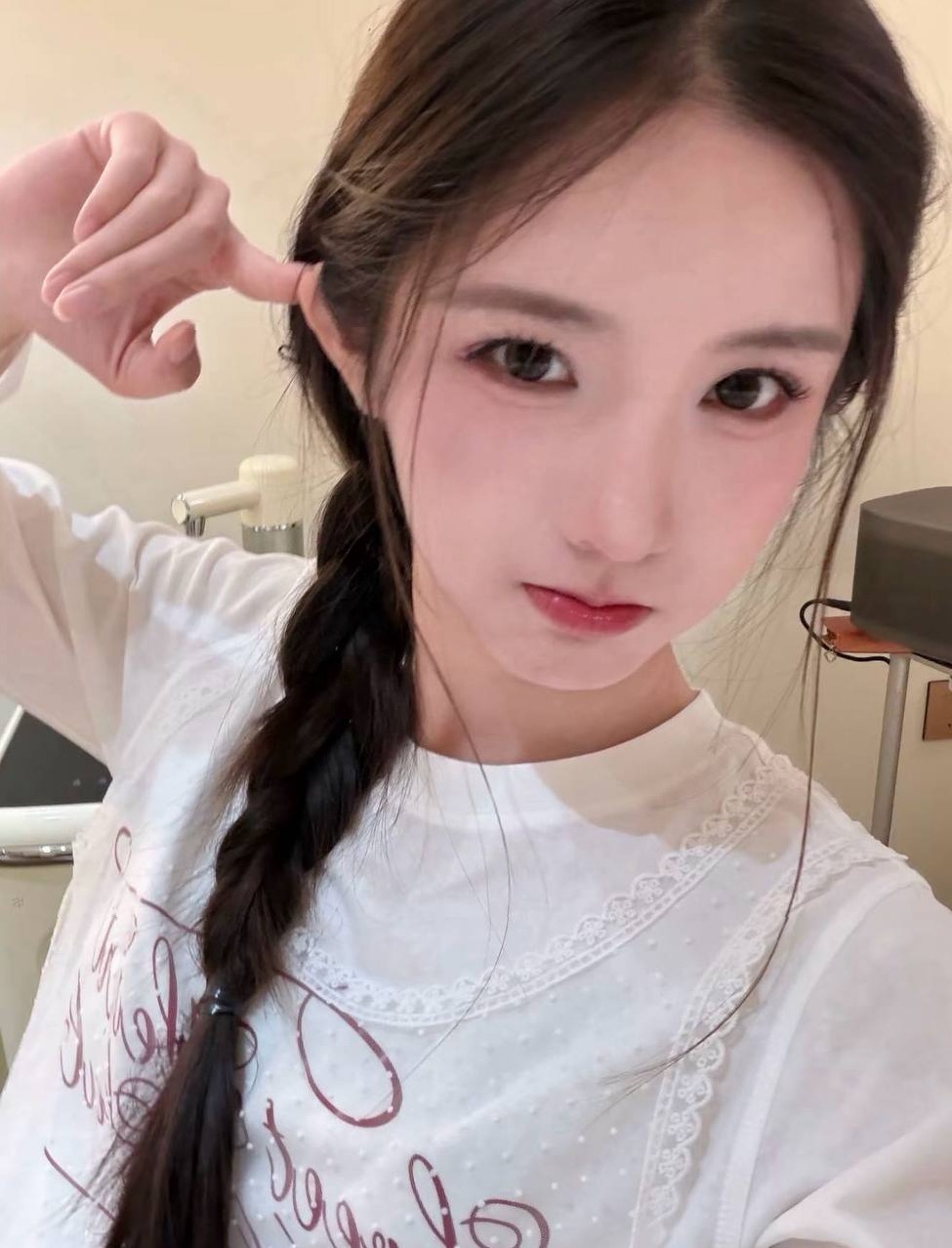 上海徐汇Coser兔兔 童颜巨乳 身高158cm 双马尾日系