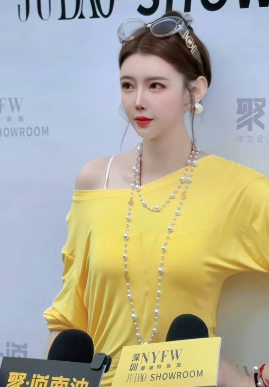 深圳福田甜美Coser小鹿天然瓜子脸165cm 服务热情