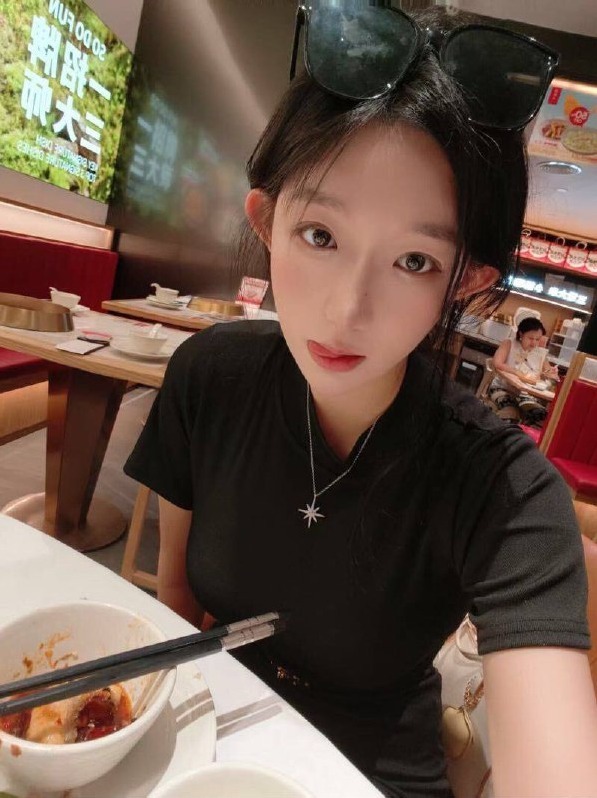 上海长宁萌妹彤彤童颜巨乳纯天然F沙漏腰