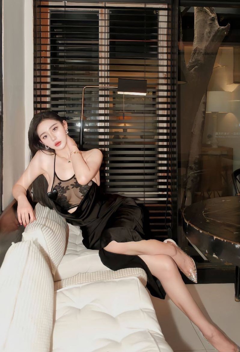 北京小志 九头身蜜桃臀 前凸后翘 超级白嫩光滑