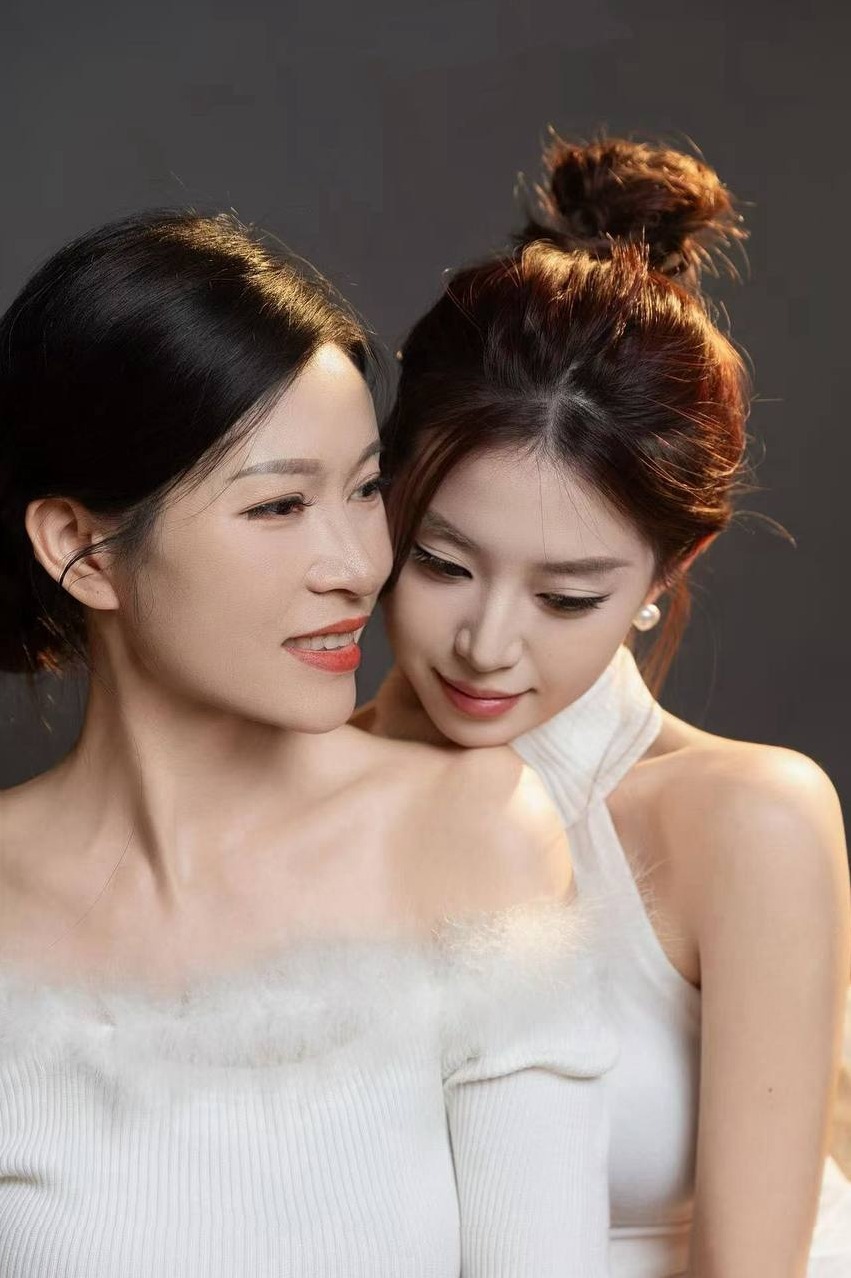 上海静安抱抱熊母女女儿20岁净165cm天然大E皮肤雪白