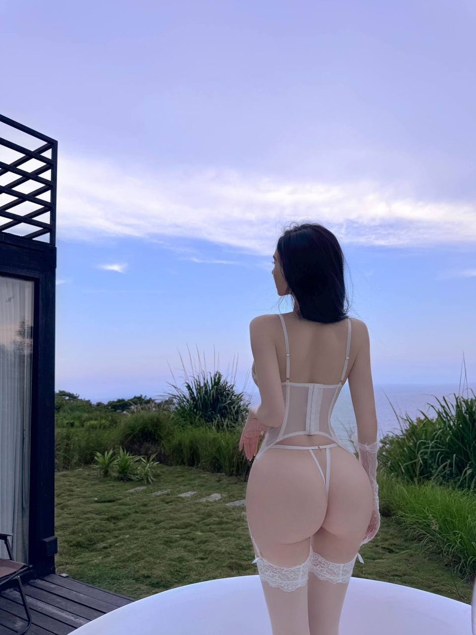上海小红娘马甲线蜜桃臀白到发光气质