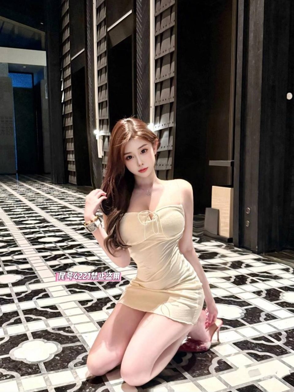 广州王子诺01年胸前性感翅膀纹身欲罢不能