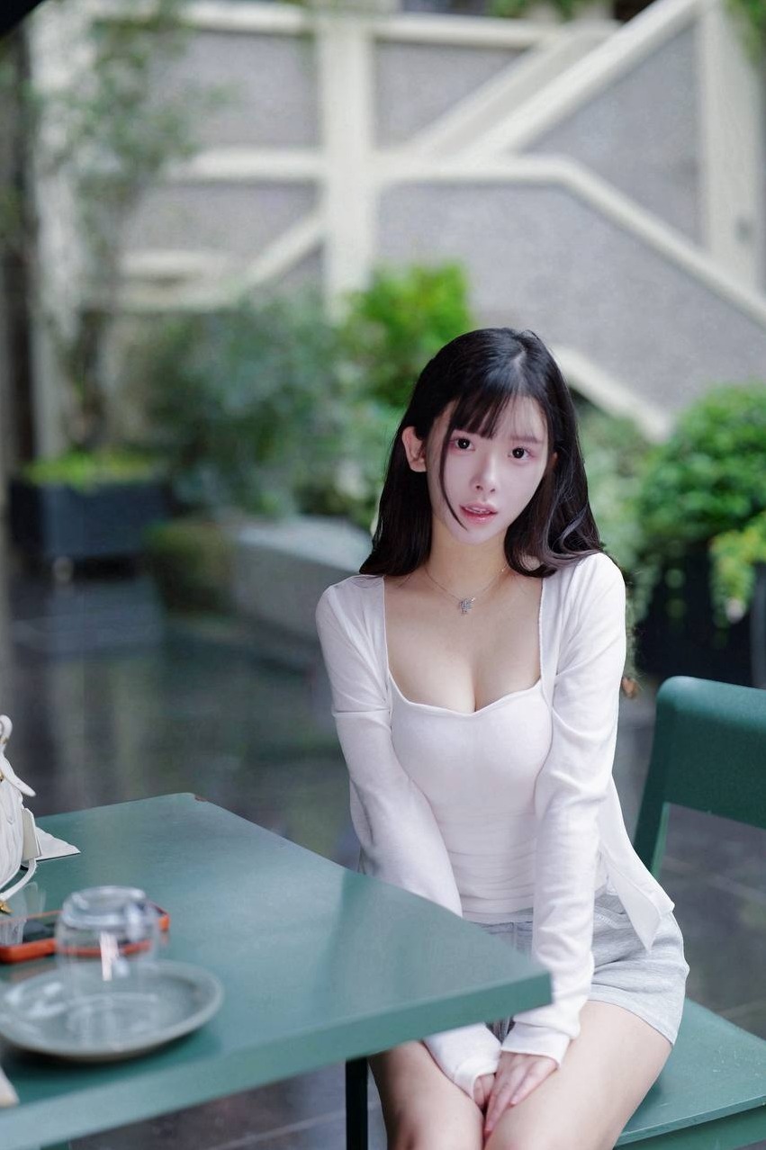上海静安夏安安 在校生高素质 真胸紧致小穴 双飞
