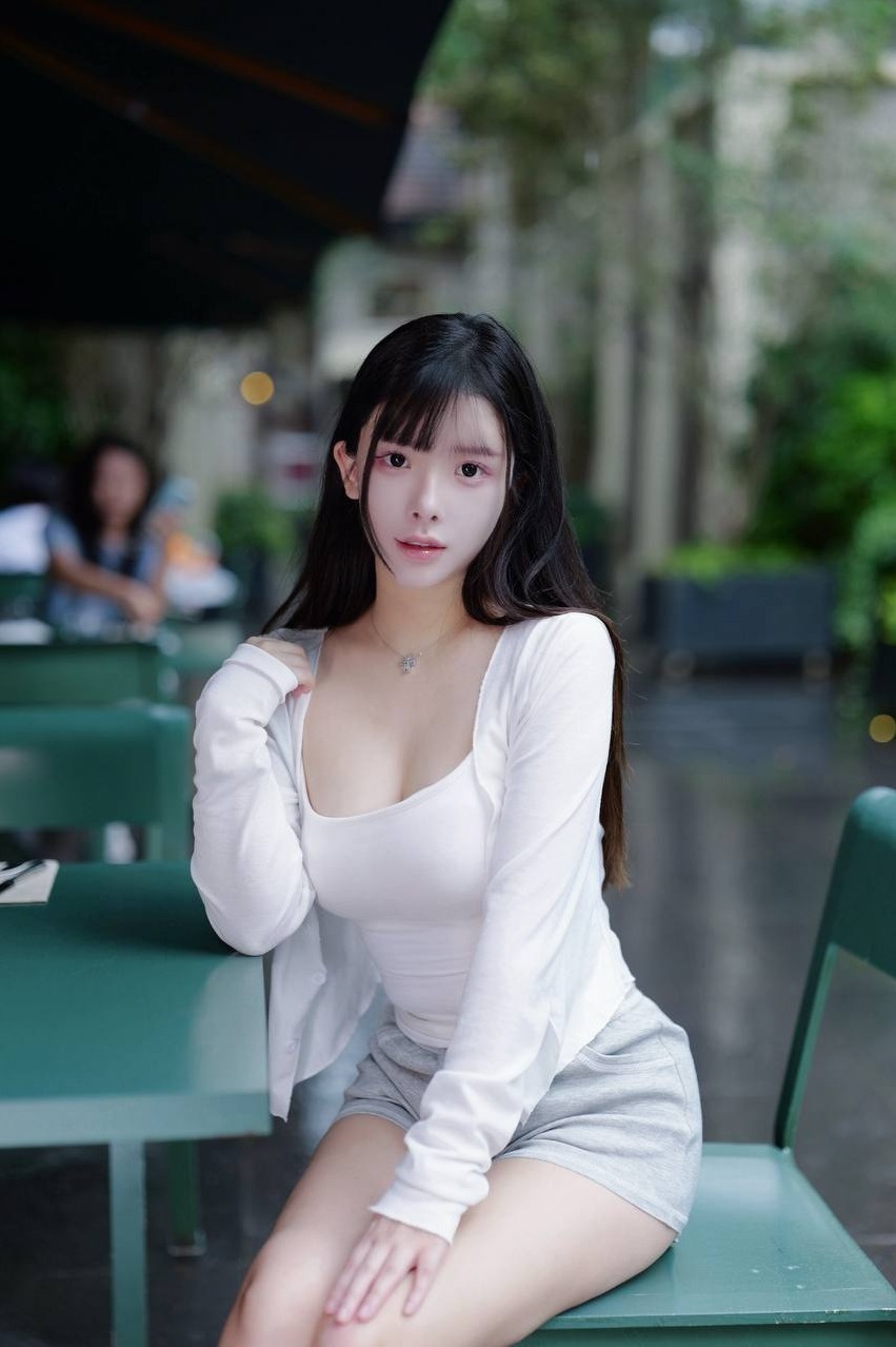 上海静安夏安安 完美粉胸 妈生脸 陪浴蛇纹