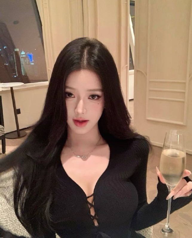 苏州小翘毛 身高173cm 极品网红 天然妈生脸 白皙皮肤