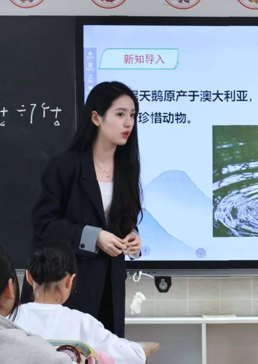 上海晴晴01年178D御姐款前凸后翘六九共浴