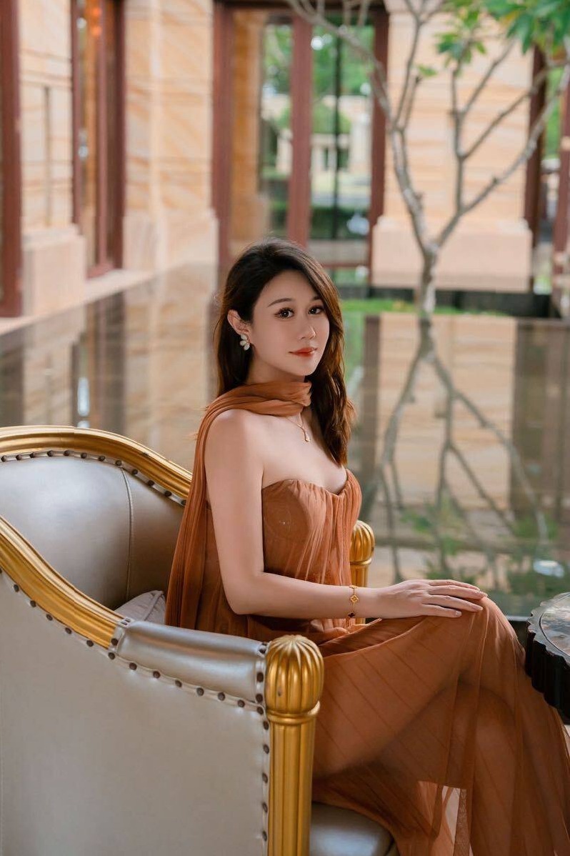 广州 露露 真实88年少妇 气质韵味十足 可蛇纹69车震情趣丝袜