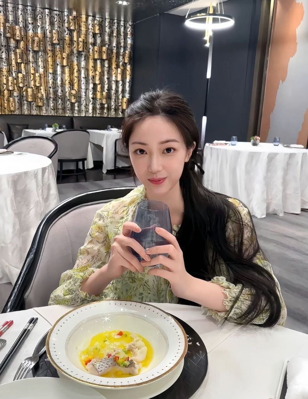 深圳宝安高冷女神Coser雪儿气质优雅肤白貌美