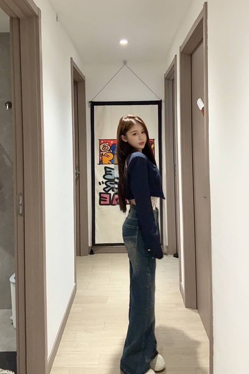 广州瑶瑶baby165cm43kg36E真胸穿衣显瘦脱衣有肉