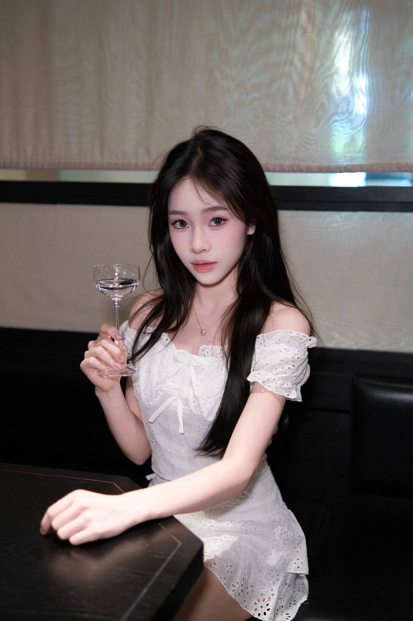 深圳南山安娜苏 165C 84斤 蛇纹服务 古典芭蕾 白净