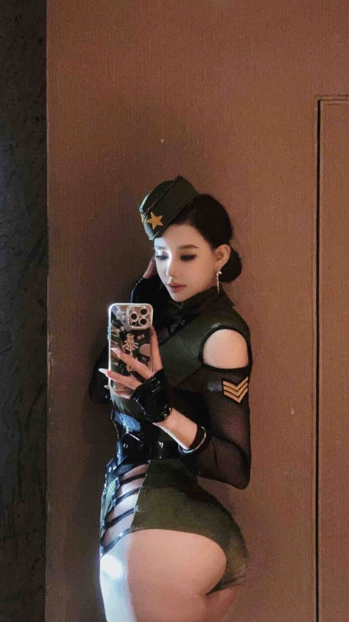 上海 露露 176 美胸翘臀 运动风 制服扮演