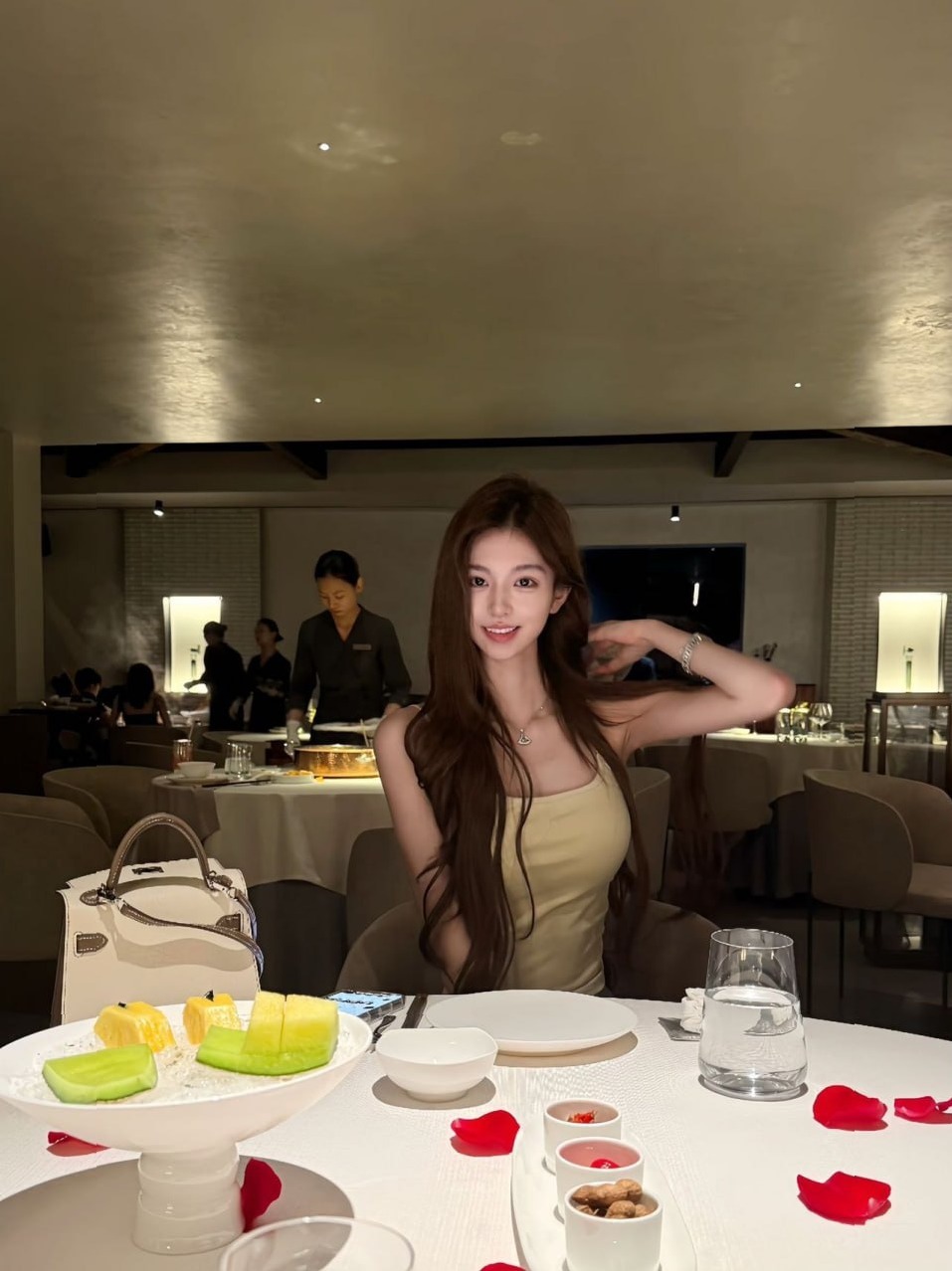 上海黄浦小红娘 裸足176 D罩杯 马甲线蜜桃臀 播音主持在读