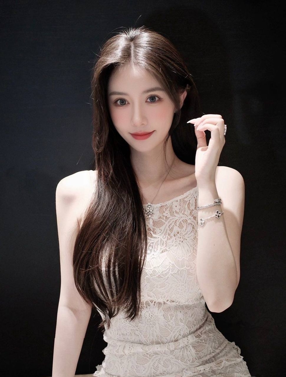 深圳南山梓柔 高挑白嫩 折角腰大长腿 舌吻服务气质温柔