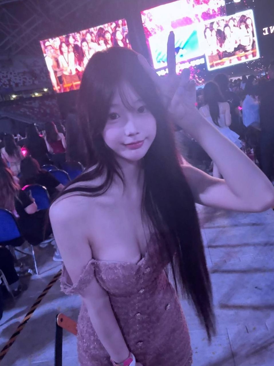 杭州西湖清纯女大Coser小鹿天然妈生脸身高165cm