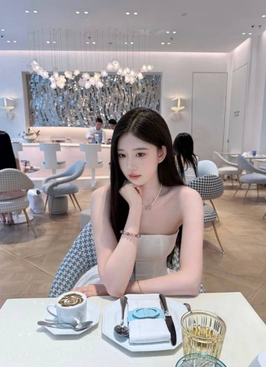 广州 杨弈 04年 真胸C 纯天然 美腿修长 可情趣 可验证 真人真照