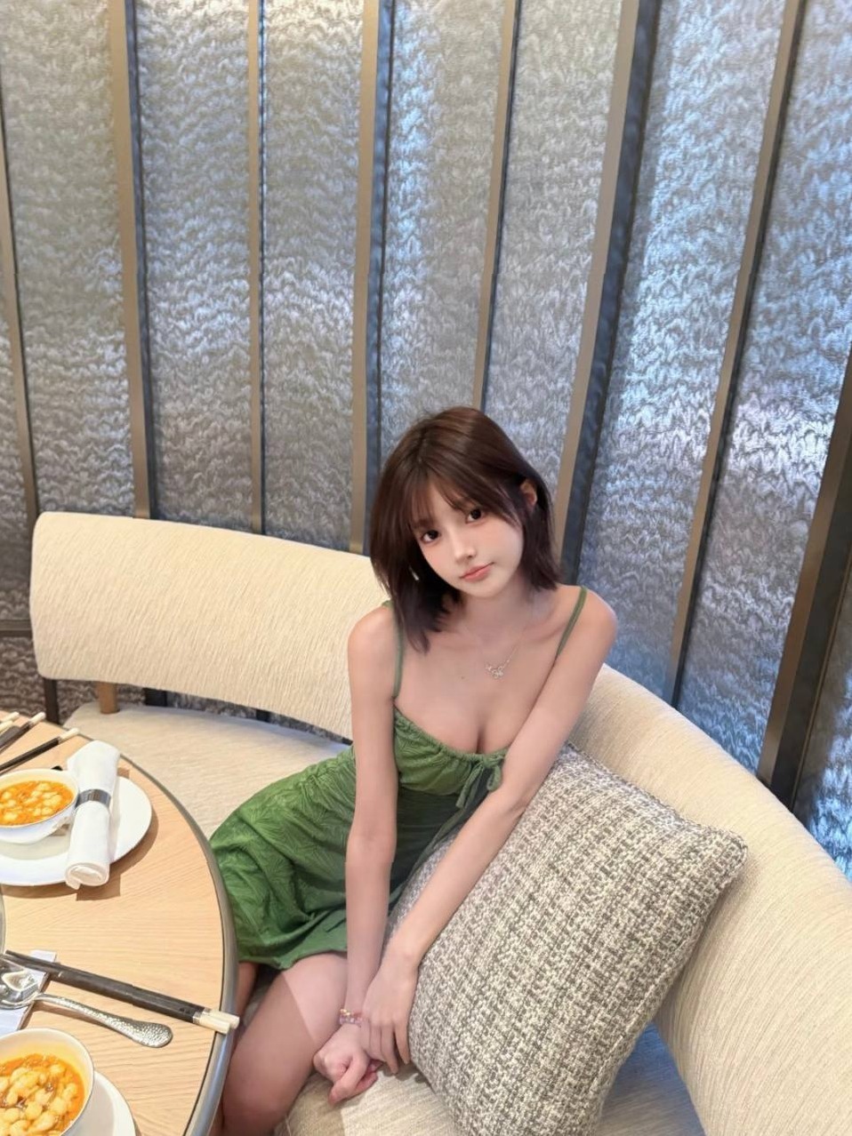 广州杨弈天然C杯纯欲甜妹皮肤雪白无纹身