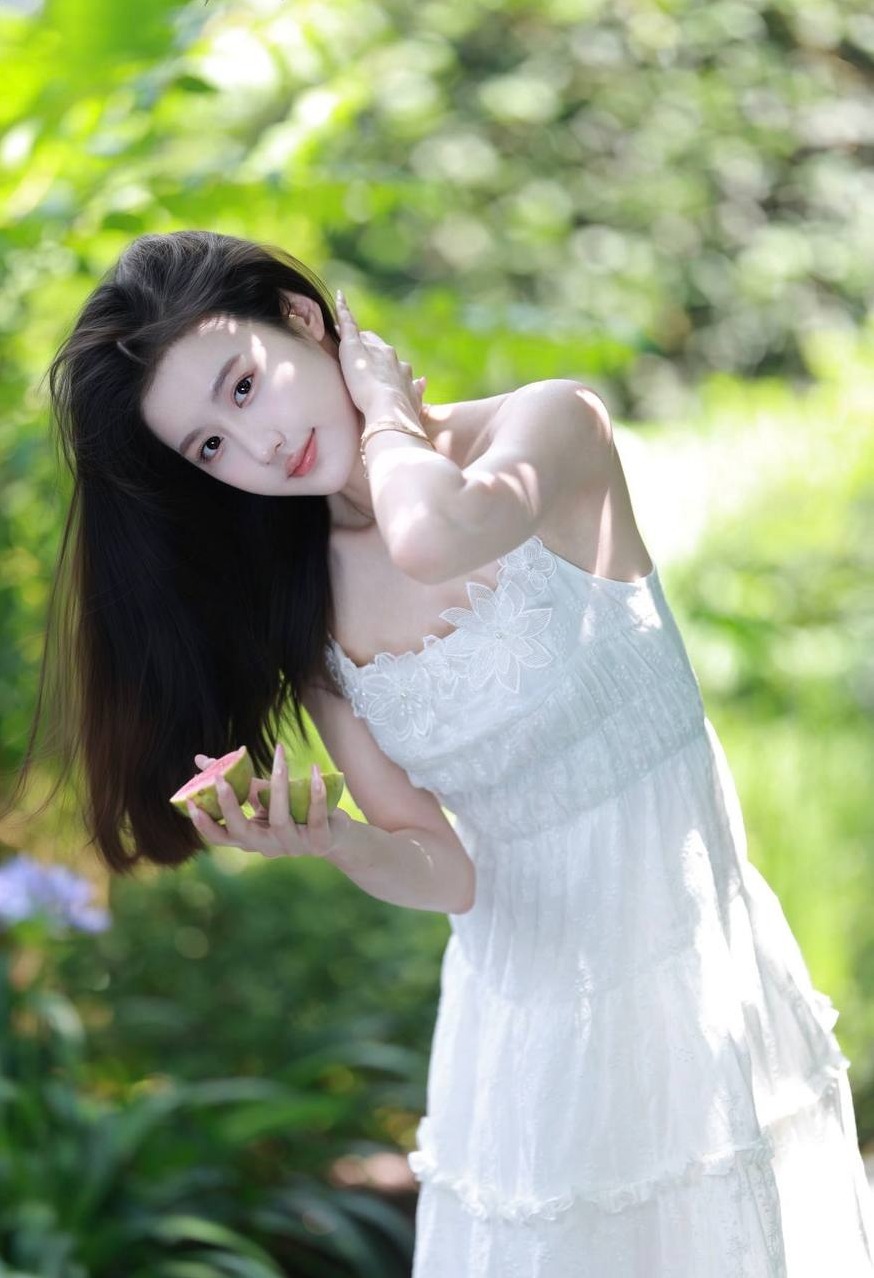 上海 小红娘 身高170cm 冷白皮 E杯蜜桃臀 穿搭博主