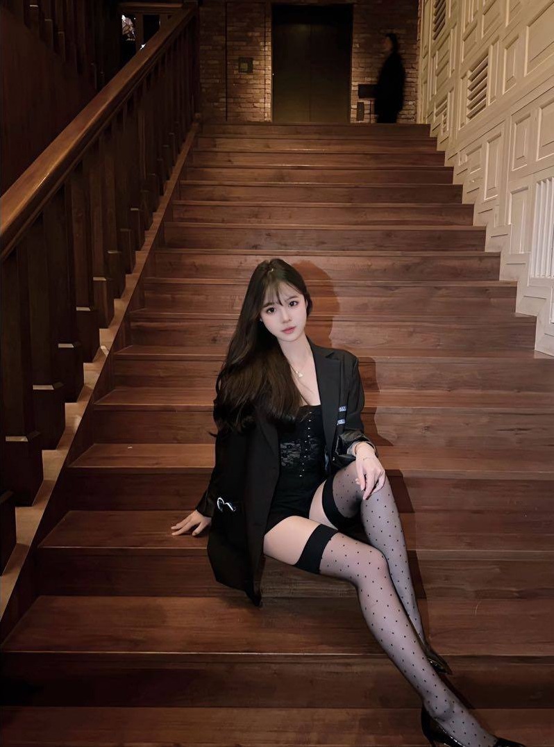 广州天河清纯女大Coser小鹿天然妈生脸身高165cm