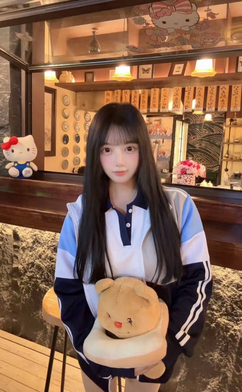 深圳南山 04年纯欲美人 大学刚毕业 身材高挑