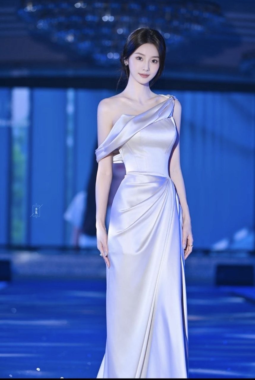 北京王子诺 上海车展大众模特 皮肤雪白 腿长 180cm