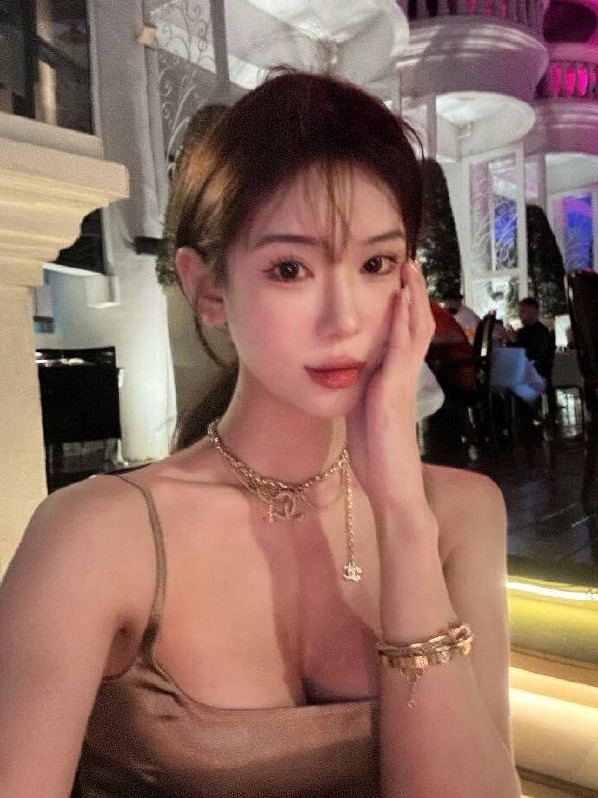 上海静安童童大E奶三点全粉纯欲网红身高172