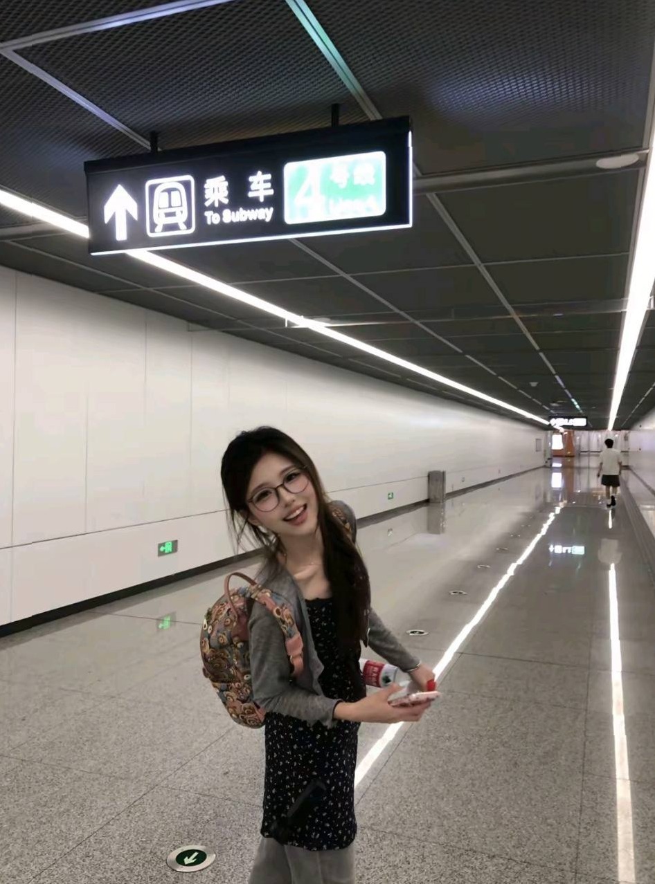 上海普陀白小纯 眼镜造型 留洋白富美 完全无整