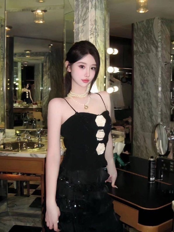 杭州上城香蕉 03年 小巧玲珑 筷子腿 健身翘臀 素颜见人