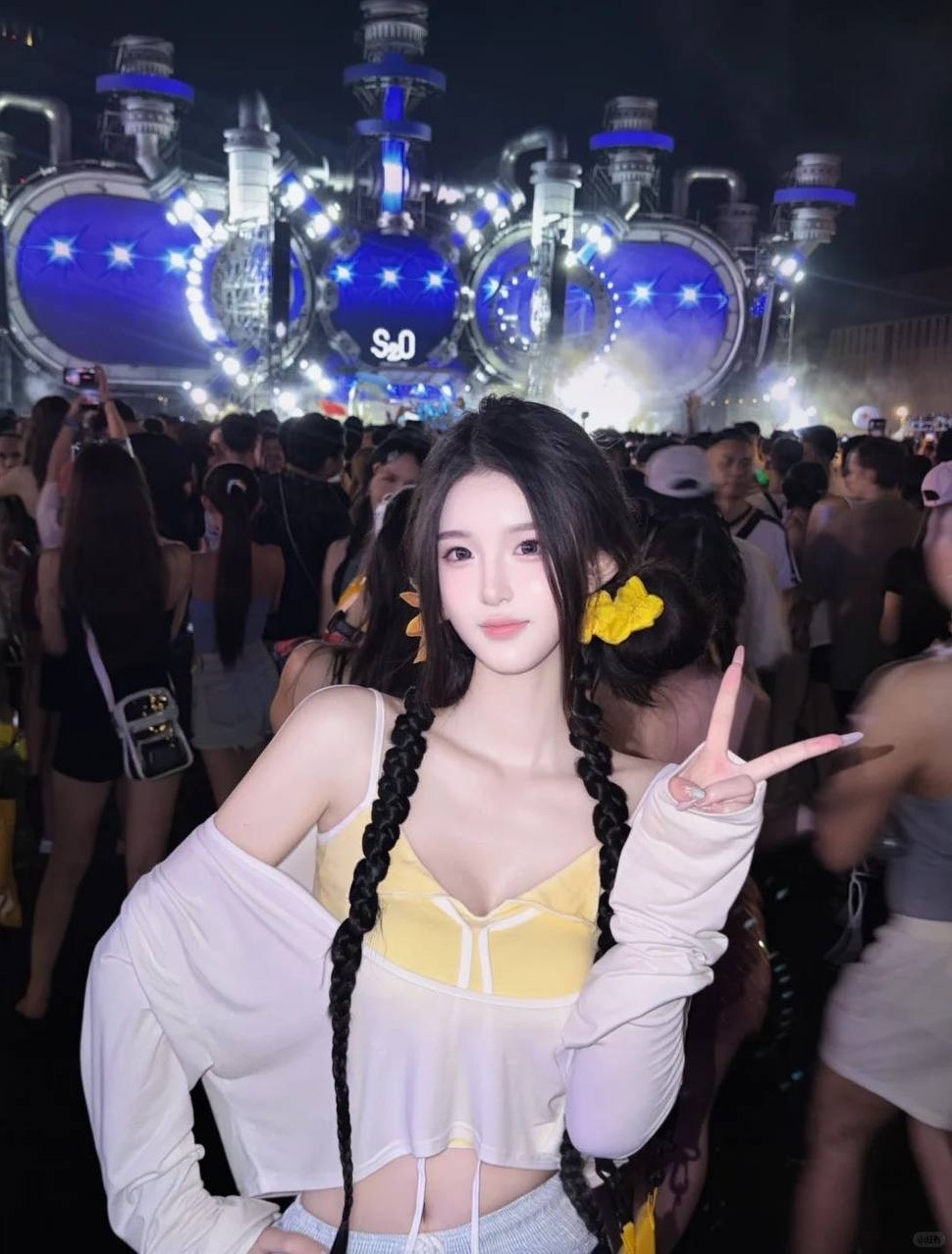 深圳王腾新人模特身高177体重105可纯可御性格开朗