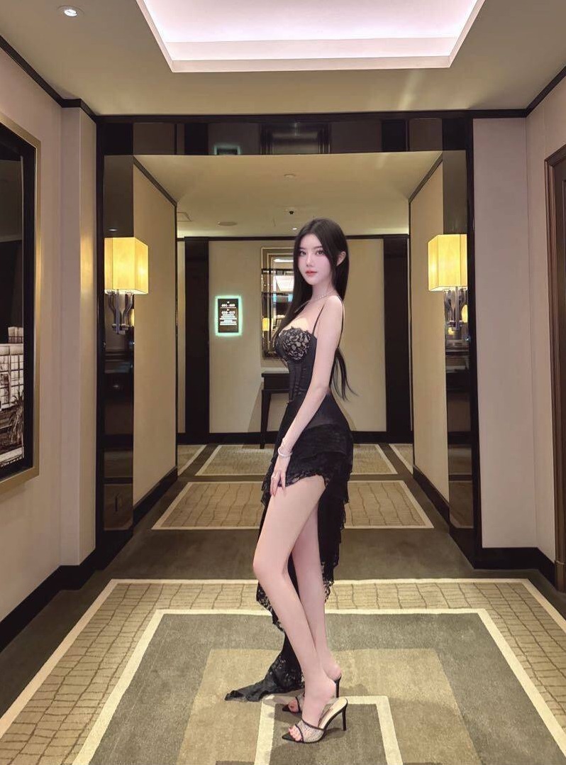 南京 白小蜜 车模风采 大蜜身材 可纯可御