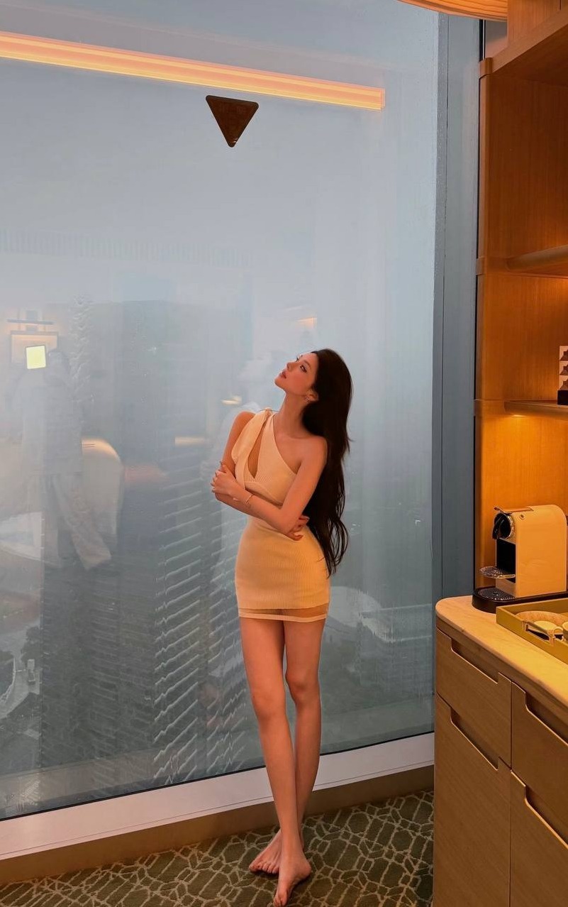 广州叶子 纤细腰身比例 清纯写真展示
