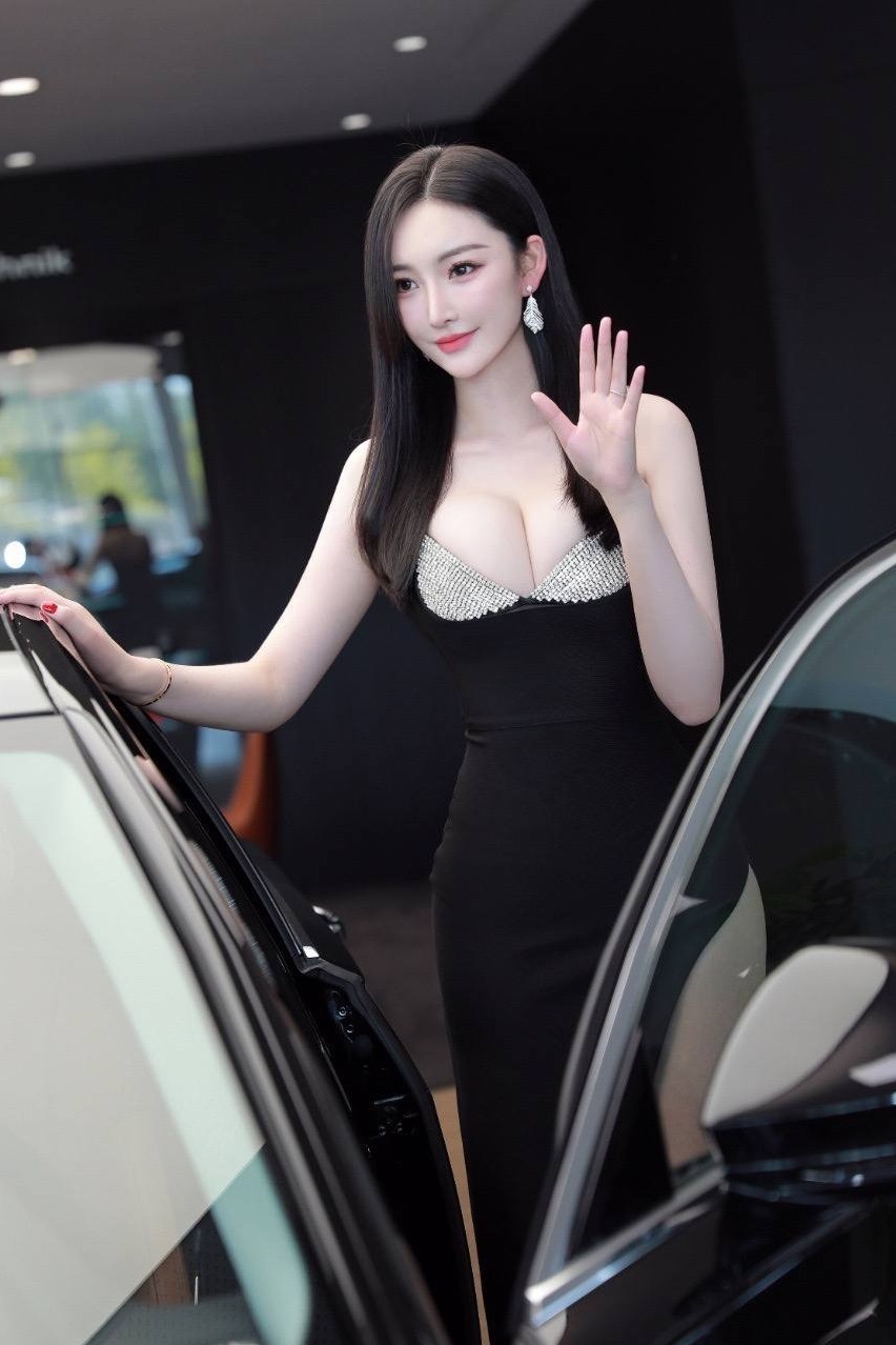 广州 焦尼 肤若凝脂长腿 车展女神