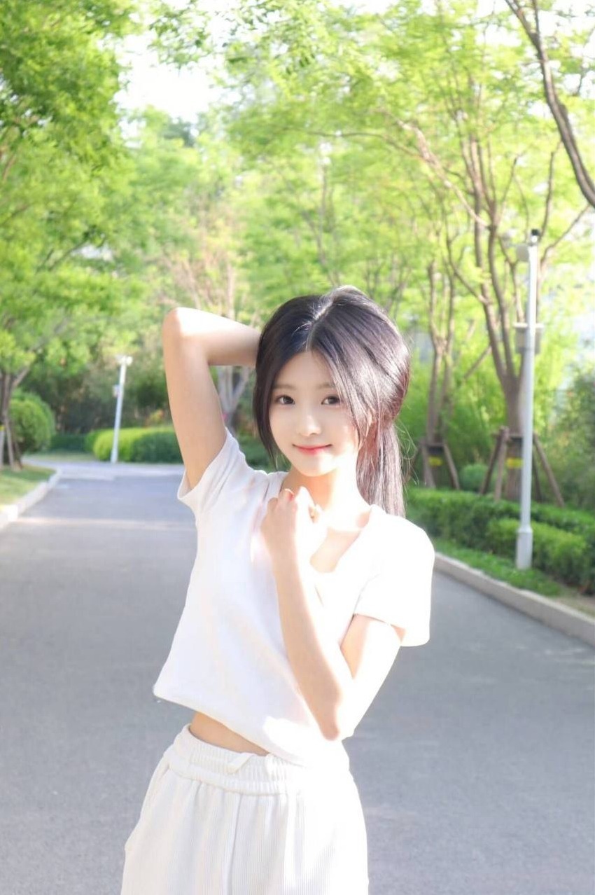 广州 杨弈 C杯 高挑身形 温柔女友风写真