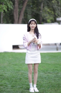 2951　上海外围-气质自然款素颜美女